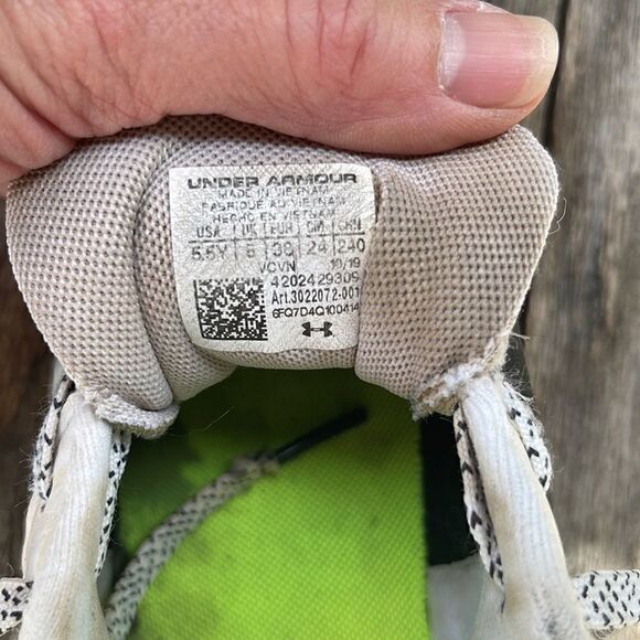 Under Armour baseball cleats.  Size youth 5.5.  Worn one season. - Picture 7 of 10